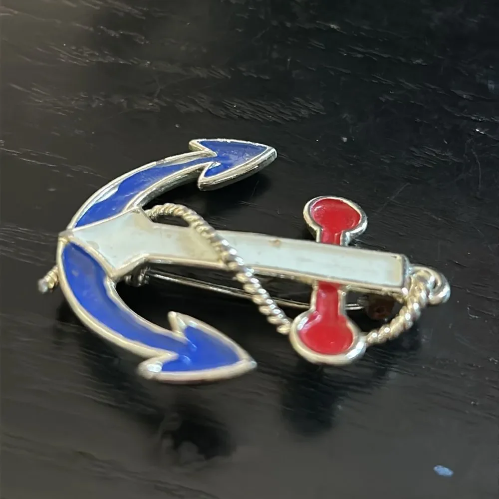 Vintage anchor brooch / pin in very good condition. Signed JJ (Jonette Jewlery)
